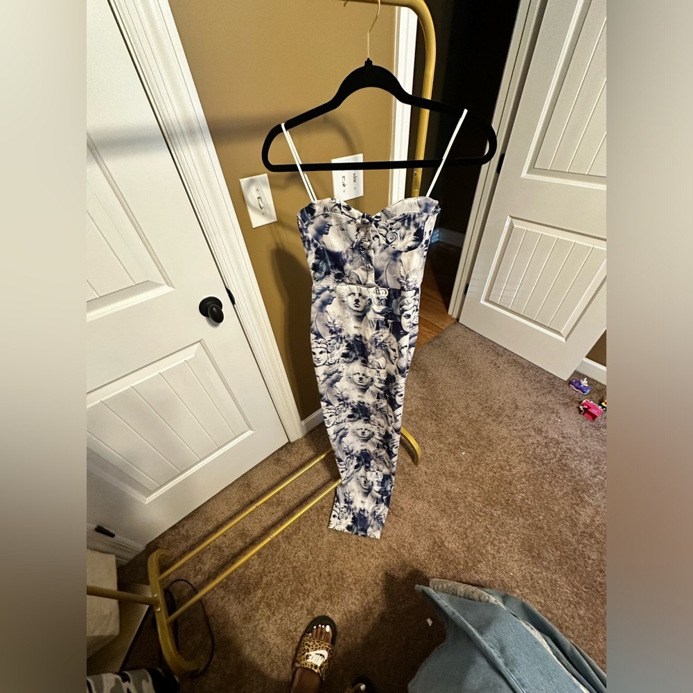 Pretty Little Things Blue Renaissance print dress - Picture 2 of 3